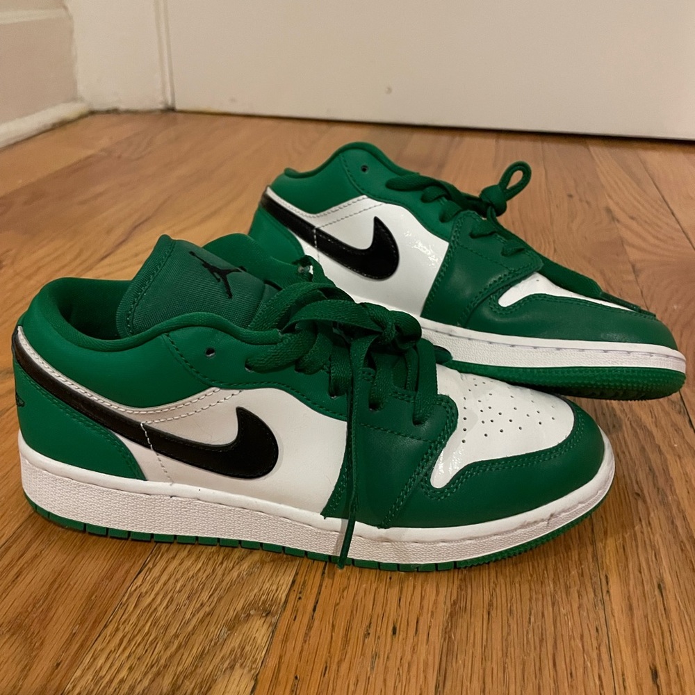NIKE GREEN & WHITE LOW DUNKS